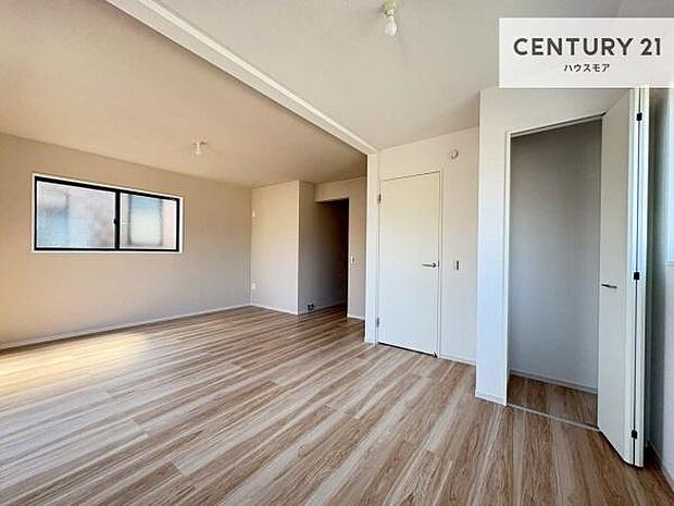 間仕切り対応可能!収納スペースが充実!居室をスッキリ整頓する事ができますね。家具を選ばないシンプルなデザインの為、家具を選ばずお気に入りの空間作りができそうですね。