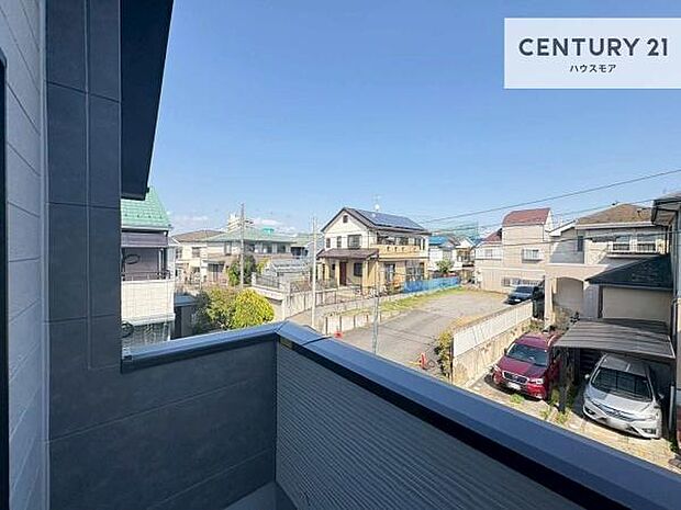 晴れた日には青い空を見渡せる開放的な時間を楽しめます。気持ちの良い風が通り抜ける街並みです!