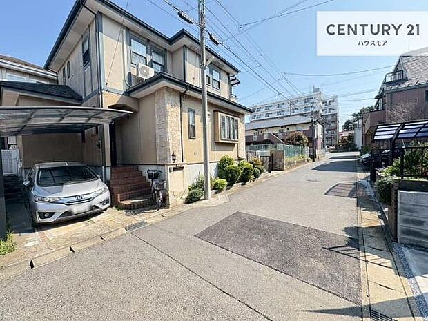 前面道路5m!陽当り良好な立地です。車庫入れが苦手な方も安心ですね。