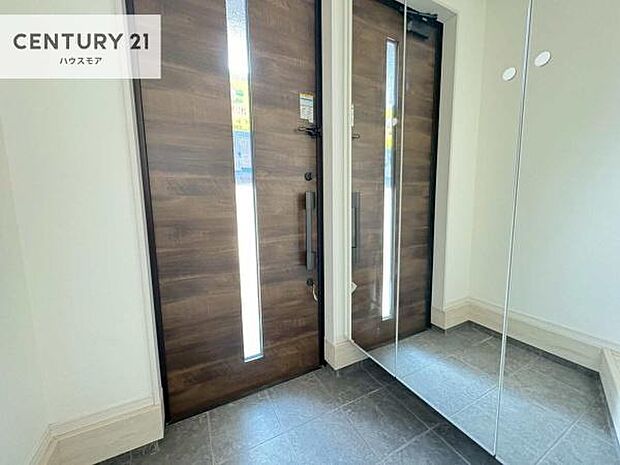 ミラー付きシューズボックス付きなので、玄関が片付きお掃除がしやすいです!スッキリした玄関で戸を開けた瞬間、清潔感のある心地いい空間が出迎えてくれます。