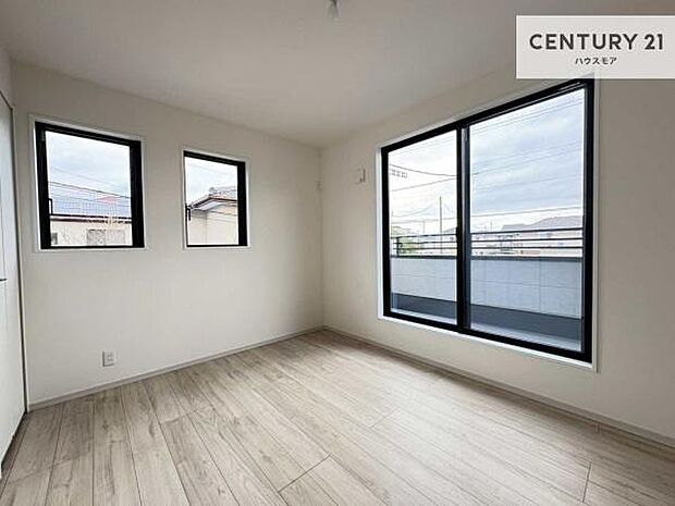 バルコニーに面している洋室です。明るく温もりがあり、換気もしっかりできます!朝起きて、外に出て背伸びをしつつ深呼吸をし良い朝を迎え入れることができます。