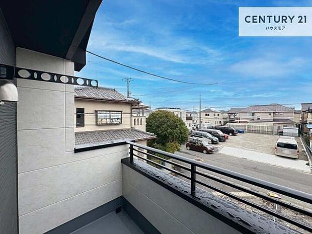 落ち着きある住宅街です!周囲には高い建物がなく、空が広く開放感があり、陽当たりを大きく遮られることもありません!気持ちの良い風が通り抜ける街並みです!