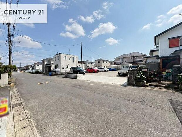 前面道路は4m×7.83m!陽当り良好な立地です。車庫入れが苦手な方も安心ですね。