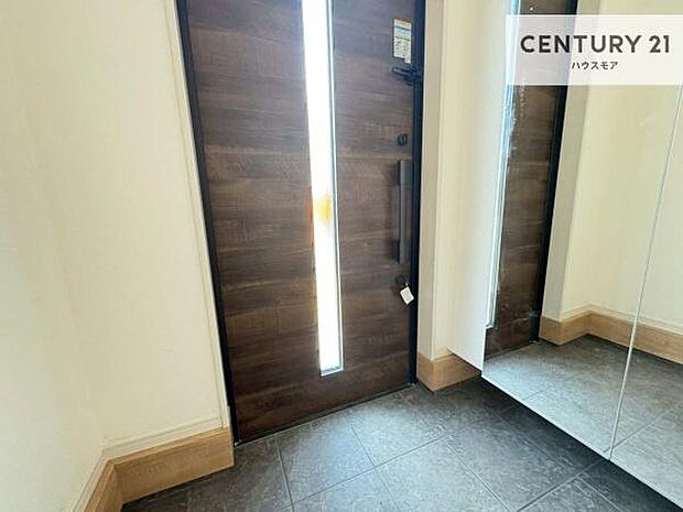 ミラー付きシューズボックス付きなので、玄関が片付きお掃除がしやすいです!スッキリした玄関で戸を開けた瞬間、清潔感のある心地いい空間が出迎えてくれます。