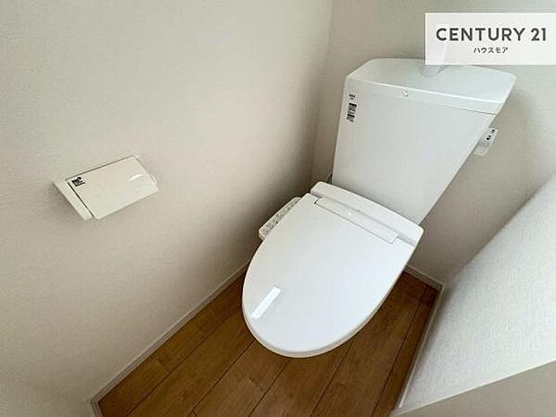 1・2階にトイレがございます!朝の忙しい時間帯も待たずにすみそうですね。白を基調とした清潔感のあるトイレでお手入れがしやすいです!