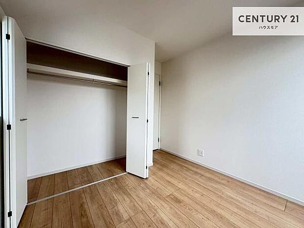 洋室は子供部屋や寝室、色々と用途多彩に利用できますね。収納力もたっぷりなので、広々気持ちよく過ごすことができます。