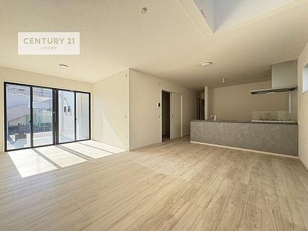 大きな窓からたっぷりの陽ざしが入る明るいリビング。開放感のあるリビングで家族団らんのくつろぎの時間を過ごせます。