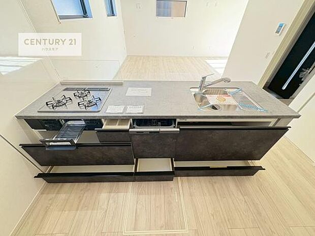 収納スペースが豊富で、調理スペースがスッキリと片付きひろ~く活用できます!快適に作業ができます!毎日の料理が捗ります!