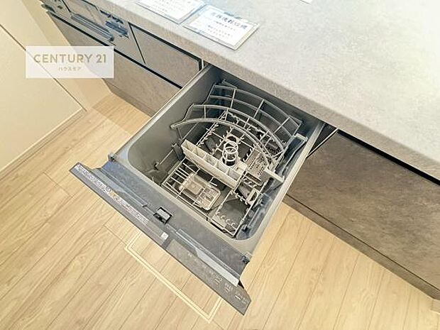 食洗機付きのキッチンです!忙しい時や手荒れ防止として大変活躍する便利な仕様です!ビルトインなのでキッチンの場所を取らず調理スペースを広く使うことが出来ます!