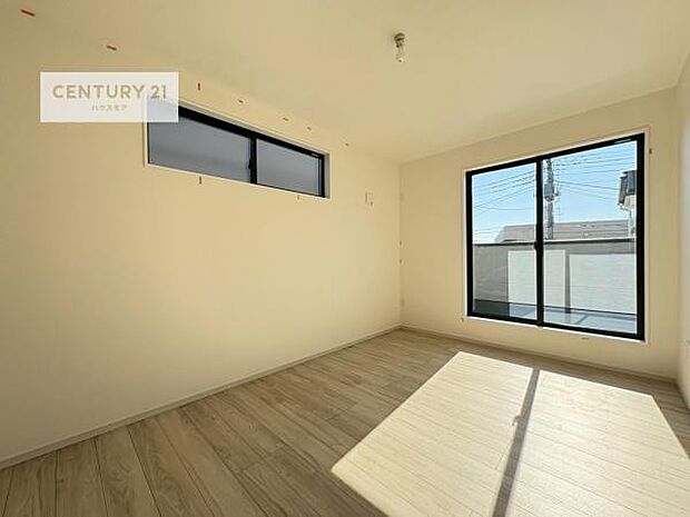 バルコニーに面している洋室です。明るく温もりがあり、換気もしっかりできます!朝起きて、外に出て背伸びをしつつ深呼吸をし良い朝を迎え入れることができます。