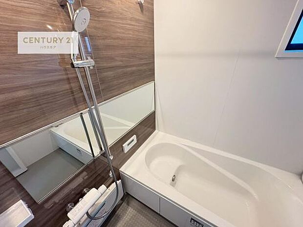 1日の疲れをしっかりと癒してくれる浴室です。おうちの素敵なリラクゼーション場所ですね。