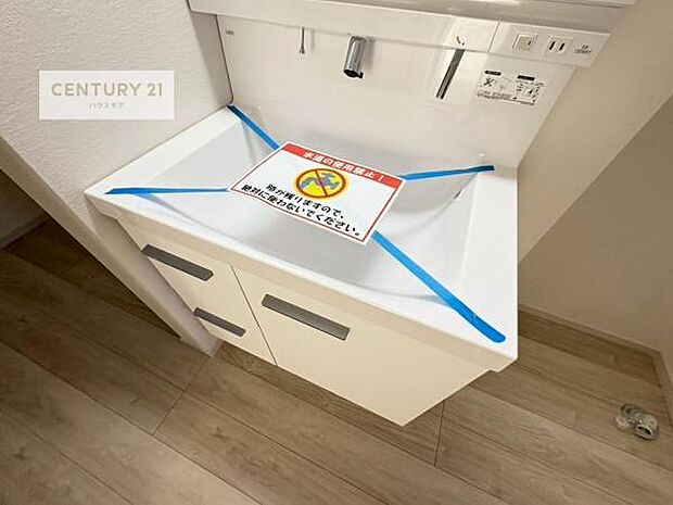 深い洗面台ボウルは、水が跳ねにくいのでお手入れが楽々!清潔感が保てます!キレイな洗面所で自分磨きのモチベーションが上がりますね!