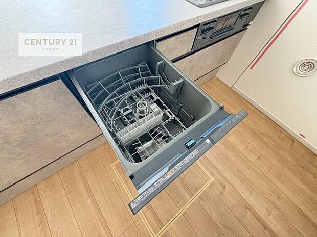 食洗機付きのキッチンです!忙しい時や手荒れ防止として大変活躍する便利な仕様です!ビルトインなのでキッチンの場所を取らず調理スペースを広く使うことが出来ます!