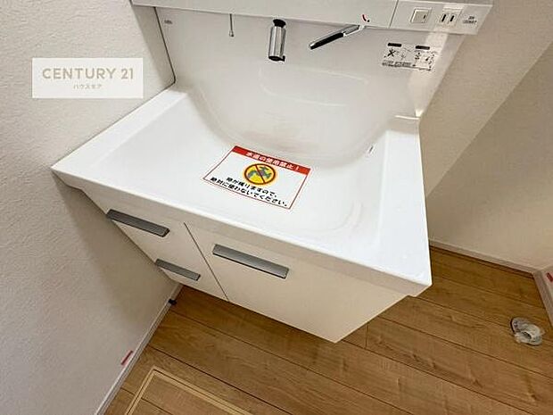 深い洗面台ボウルは、水が跳ねにくいのでお手入れが楽々!清潔感が保てます!キレイな洗面所で自分磨きのモチベーションが上がりますね!