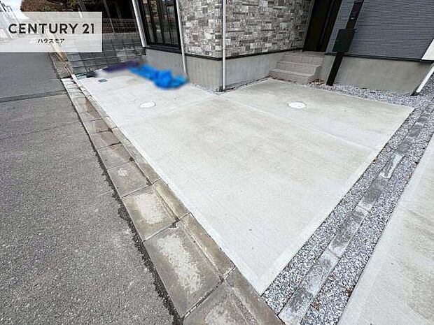 駐車スペースは2台分あります(車種による)!セカンドカーはもちろん、バイクや自転車なども置き場所に困りません。