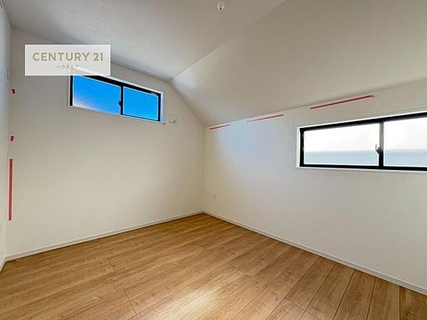 2面採光を確保した明るい室内は、風通しも良く、明るく大変居心地の良い空間となっております。リラックスして過ごせる心地の良いお部屋です!朝の目覚めがスッキリしますね!