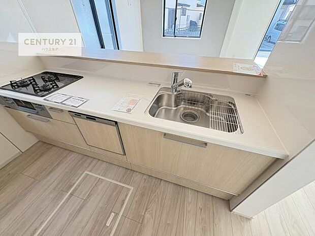 大人気の対面式システムキッチンを採用しています！ご家族のコミュニケーションが自然と増える設計です。お子様にも目が届くので嬉しいですね！広々使えて快適で作業が進みます。