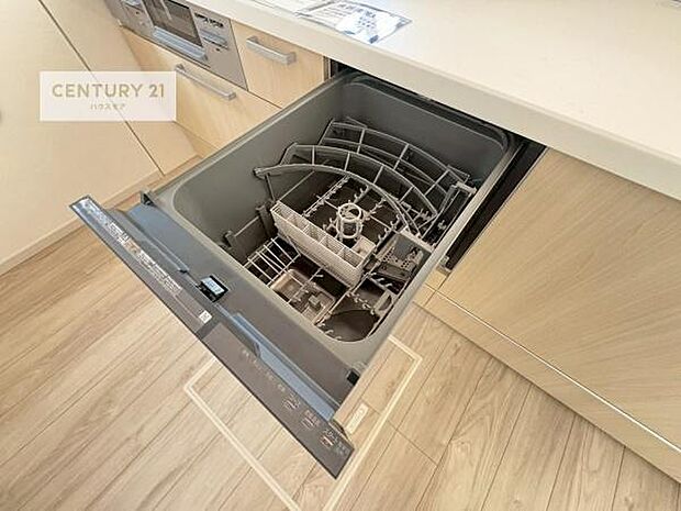 食洗機付きのキッチンです!忙しい時や手荒れ防止として大変活躍する便利な仕様です!ビルトインなのでキッチンの場所を取らず調理スペースを広く使うことが出来ます!