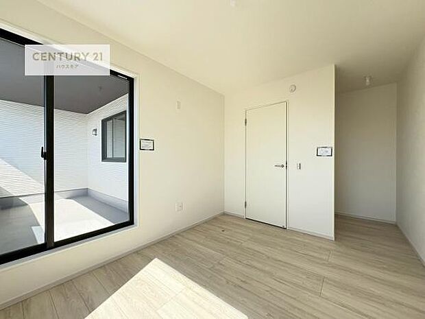 バルコニーに面している洋室です。明るく温もりがあり、換気もしっかりできます!朝起きて、外に出て背伸びをしつつ深呼吸をし良い朝を迎え入れることができます。