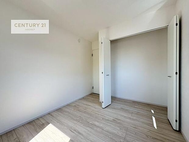 掃き出し窓がないお部屋は、お子様のお部屋としても安心です!収納スペースも充実しているので散らかったお部屋をサッと片付けられます!