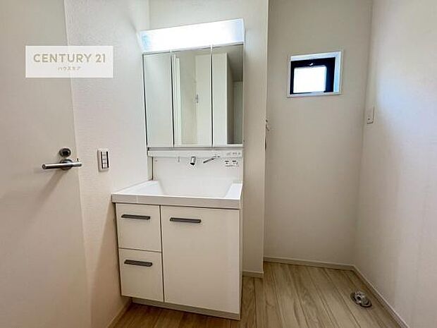 小窓付きの明るい洗面室です!湿気もすぐに入れ替えができて清潔に保つことができます!自然光が差し込むのでお化粧の仕上がりも良くなりますね!