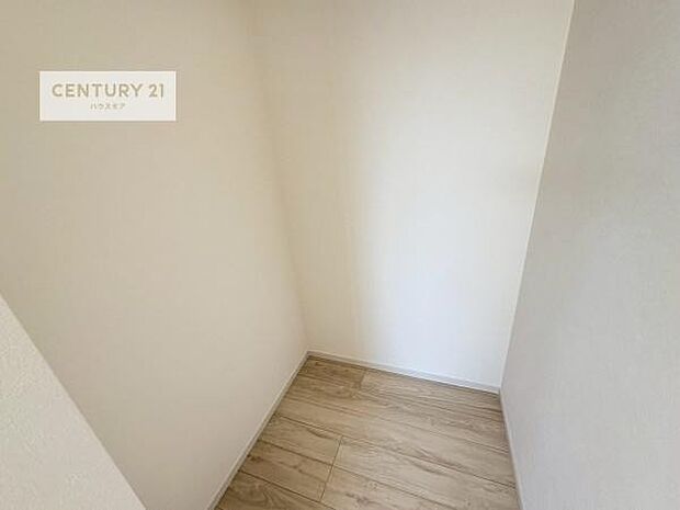 ウォークインクローゼット付きです。たくさんのお洋服などを収納しておけそうですね!他にも扇風機や加湿器など季節物の大きな家電も収納できます!