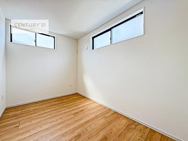 明るく風通しの良い居室です。「シンプル」にデザインされた室内。自由度が高いので家具やレイアウトでお好みの空間を創り上げられます。(同仕様)