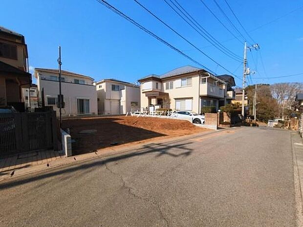 前面道路4.9m!陽当り良好な立地です。車庫入れが苦手な方も安心ですね。