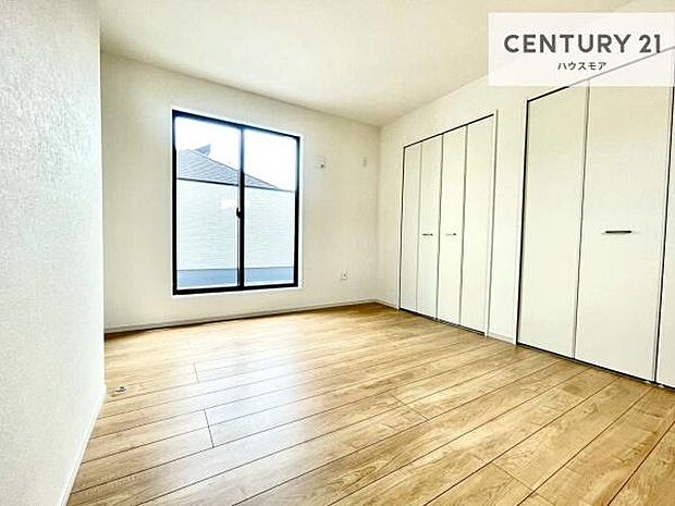 バルコニーへ面した洋室なので天気のいい日はバルコニーへ出てリフレッシュするのもいいですね!充実したプライベートタイムが送れる洋室!陽当たり、風通し良好です。