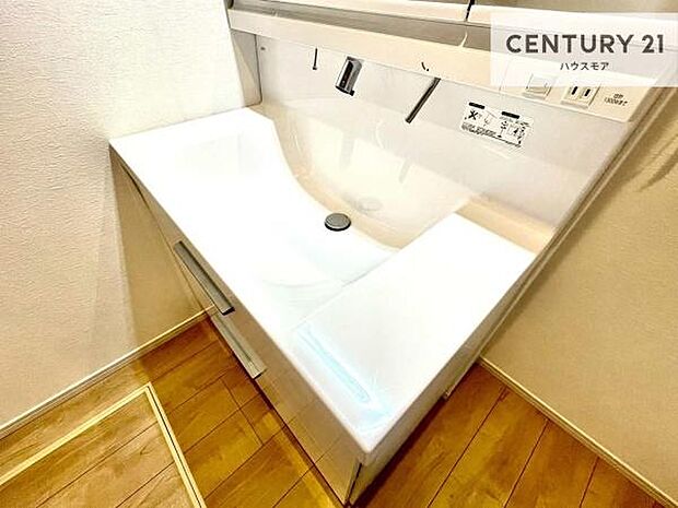 深い洗面台ボウルは、水が跳ねにくいのでお手入れが楽々!清潔感が保てます!キレイな洗面所で自分磨きのモチベーションが上がりますね!