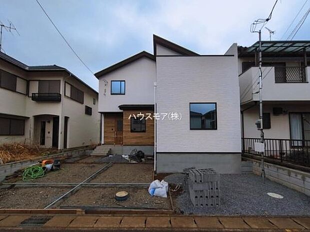 駐車スペースは2台分あります!セカンドカーはもちろん、バイクや自転車なども置き場所に困りません。