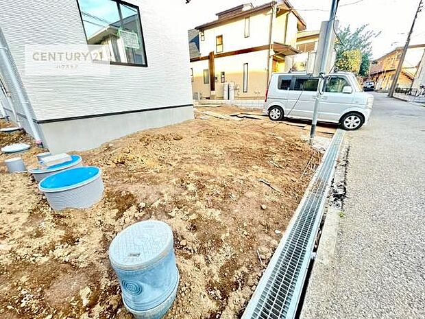 駐車スペースは3台分あります！セカンドカーはもちろん、バイクや自転車なども置き場所に困りません。