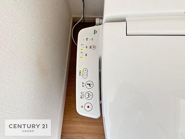 温水洗浄便座につき、冬場は便座が暖かくできるので冷たい便座に座らずに済む嬉しい仕様です！（同仕様）