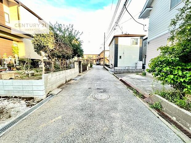 前面道路は4ｍ道路のため、車の通行が落ち着いており、お子様のいるご家庭にも安心の住環境です。