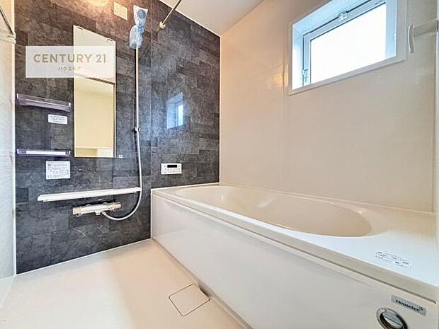 1日の疲れをしっかりと癒してくれる浴室です。おうちの素敵なリラクゼーション場所ですね。(同仕様)