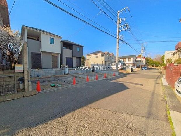 前面道路は6ｍ！陽当り良好な立地です。車庫入れが苦手な方も安心ですね。