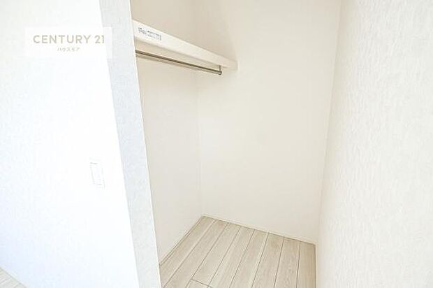 ウォークインクローゼット付きです。たくさんのお洋服などを収納しておけそうですね！他にも扇風機や加湿器など季節物の大きな家電も収納できます。(同仕様)