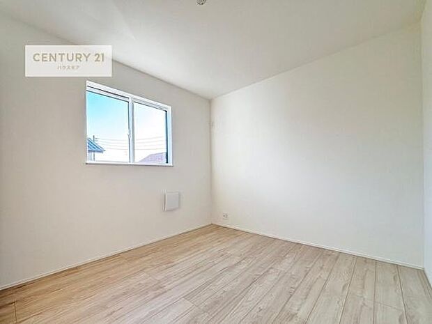 明るく風通しの良い居室です。「シンプル」にデザインされた室内。自由度が高いので家具やレイアウトでお好みの空間を創り上げられます。(同仕様)