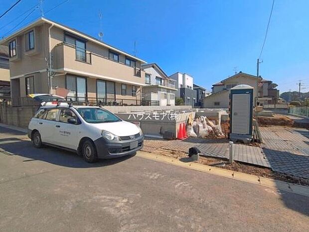 駐車スペースは2台分あります!セカンドカーはもちろん、バイクや自転車なども置き場所に困りません。