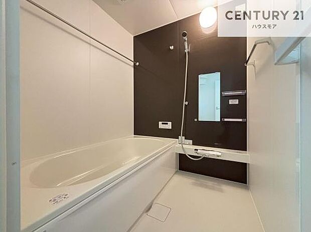 足を伸ばしてゆったりとくつろげる、広々とした浴室。浴室乾燥機付きのため、雨の日のお洗濯はもちろん、カビの発生を抑え清潔な空間を保てます。【同仕様写真】