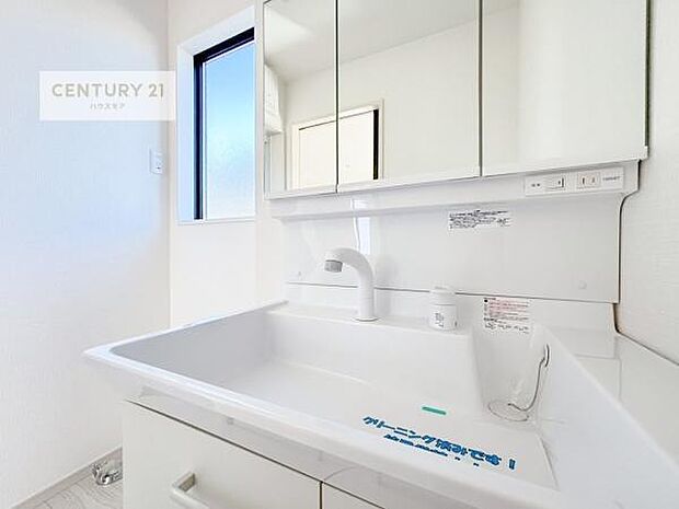 深い洗面台ボウルは、水が跳ねにくいのでお手入れが楽々!清潔感が保てます!キレイな洗面所で自分磨きのモチベーションが上がりますね!(同仕様)