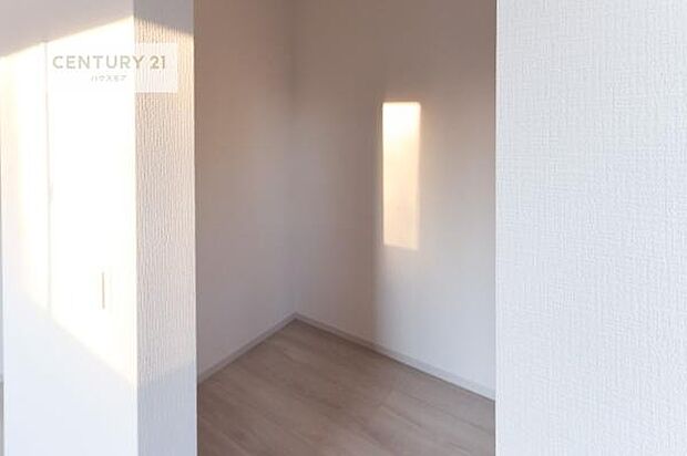 ウォークインクローゼット付きです。たくさんのお洋服などを収納しておけそうですね！他にも扇風機や加湿器など季節物の大きな家電も収納できます。（同仕様）