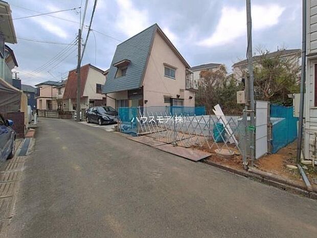 前面道路4ｍ！陽当り良好な立地です。車庫入れが苦手な方も安心ですね。