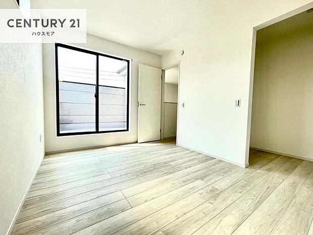 バルコニーに面している洋室です。明るく温もりがあり、換気もしっかりできます！朝起きて、外に出て背伸びをしつつ深呼吸をし良い朝を迎え入れることができます。