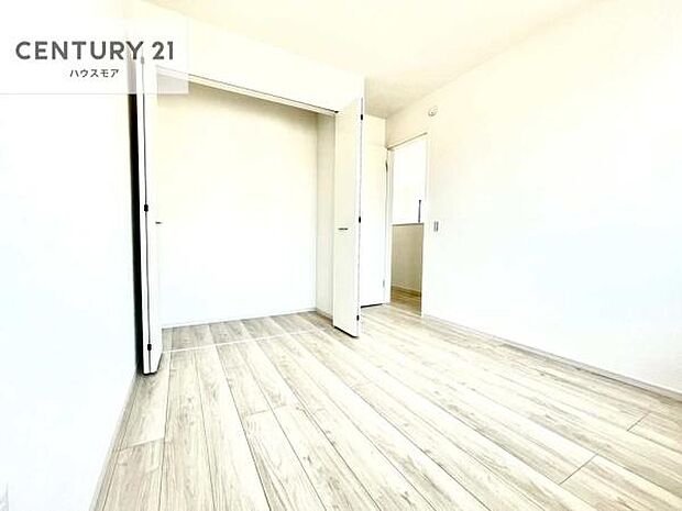 掃き出し窓がないお部屋は、お子様のお部屋としても安心です！収納スペースも充実しているので散らかったお部屋をサッと片付けられます！