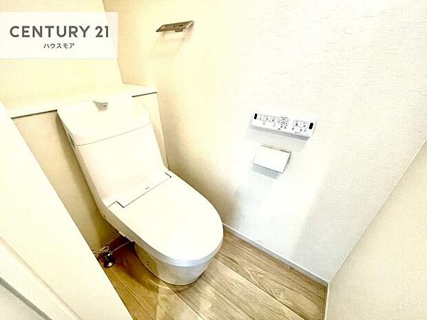 1・2階にトイレがございます！朝の忙しい時間帯も待たずにすみそうですね。白を基調とした清潔感のあるトイレでお手入れがしやすいです！