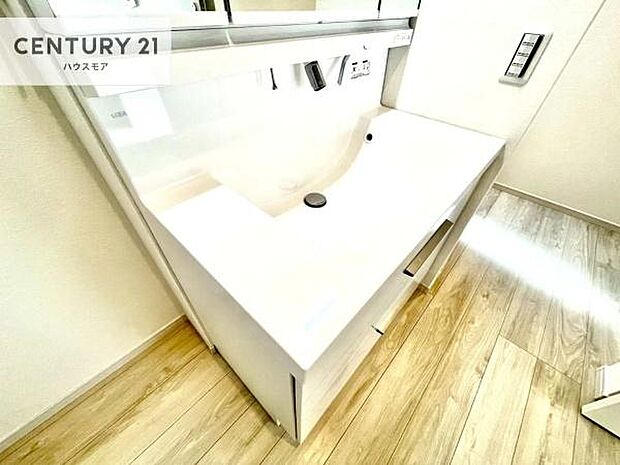 深い洗面台ボウルは、水が跳ねにくいのでお手入れが楽々！清潔感が保てます！キレイな洗面所で自分磨きのモチベーションが上がりますね！