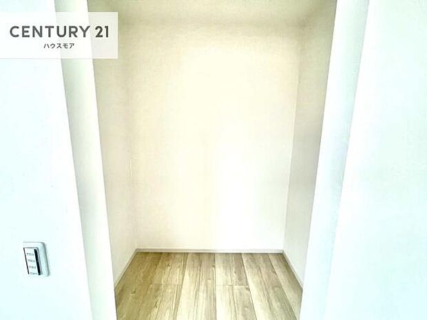 ウォークインクローゼット付きです。たくさんのお洋服などを収納しておけそうですね！他にも扇風機や加湿器など季節物の大きな家電も収納できます！