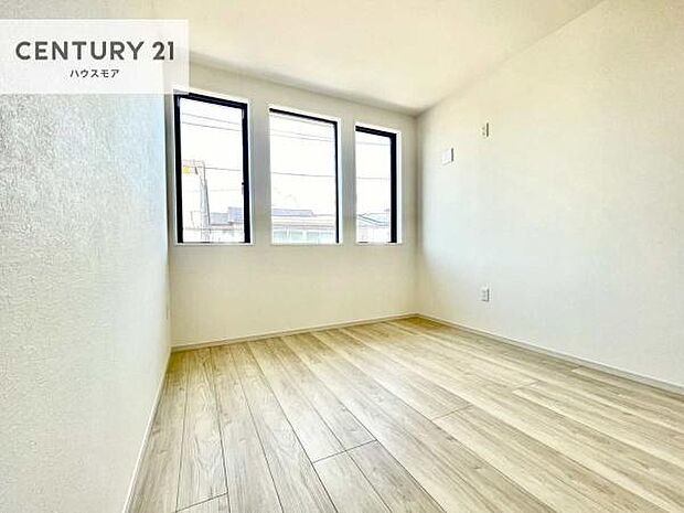 明るい室内は、風通しも良く、明るく大変居心地の良い空間となっております。リラックスして過ごせる心地の良いお部屋です！朝の目覚めがスッキリしますね！