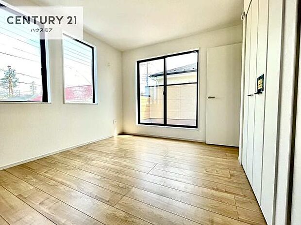 バルコニーへ面した洋室なので天気のいい日はバルコニーへ出てリフレッシュするのもいいですね！充実したプライベートタイムが送れる洋室！陽当たり、風通し良好です。